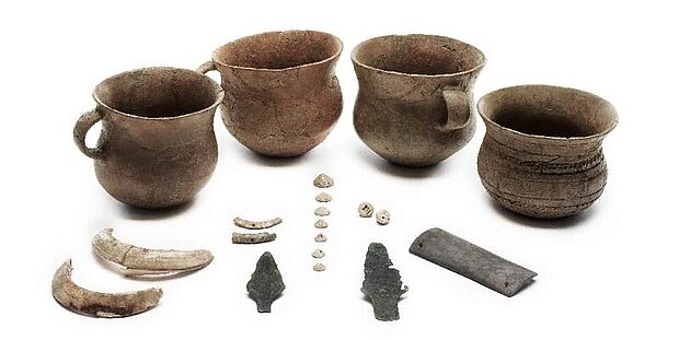 Bell-shaped ceramic vessels, arrowheads and bone buttons (c. 2600–2200 BC)