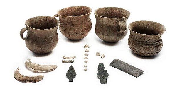Keramikgefäße in Glockenbecherform, Pfeilspitzen und Knochenknöpfe (ca. 2600–2200 v. Chr.)