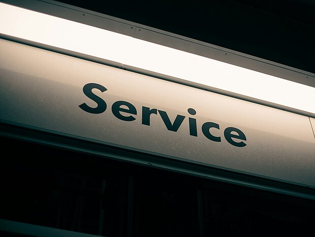 Teaserbild mit der Aufschrift "Service"