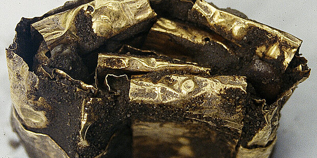 Gold-coloured lump